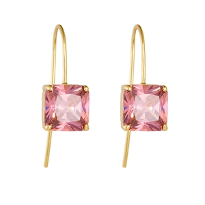 Boucles d'oreilles dorées avec cristaux de zircon carrés roses sur fond blanc