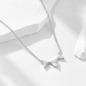 Collier élégant en argent sterling 925 avec trois pendentifs en zircone en forme de goutte