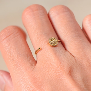 Makroaufnahme eines verstellbaren Goldrings mit Smiley und Mikro-Zirkonia-Besatz