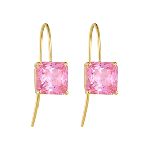 Détail de boucles d'oreilles en zircon rose coupe princesse avec crochets en or
