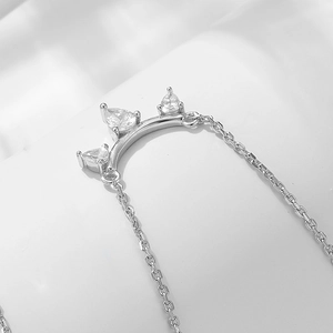Détail du collier en argent 925 avec trois zircons brillants de taille poire élégante