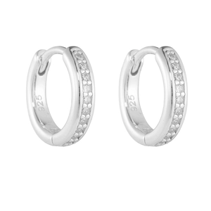 Détail de créoles en argent sterling S925 avec zircons blancs et poinçon 925