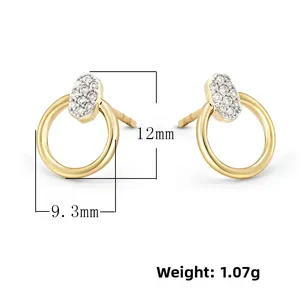 Vue détaillée de boucles d'oreilles géométriques dorées avec zircone, 12mm par 9,3mm