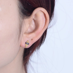 Boucles d'oreilles losange dorées avec insert noir et zircons blancs étincelants