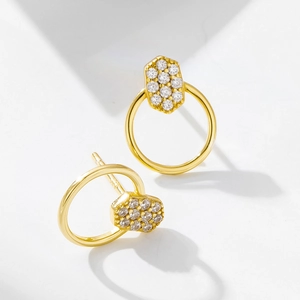 Macro détaillée de boucles d'oreilles en argent S925 doré avec hexagones pavés de diamants