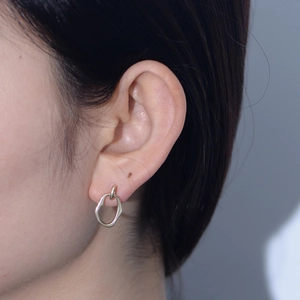 Minimalist S925 sterling silver irregular geometric hoop earrings on female model