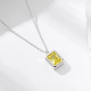 Elegante Halskette aus S925 Sterlingsilber mit rechteckigem gelben Zirkonia-Anhänger