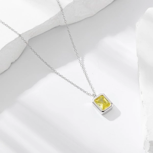 Detail eines gelben Zirkonia-Anhängers im Smaragdschliff an einer Kette aus S925 Silber