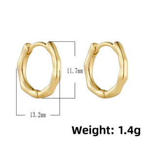 Détail de la boucle d'oreille dorée à vagues irrégulières avec dimensions 11,7mm et 13,2mm