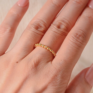 Bague perlée dorée élégante avec zircons scintillants au design minimaliste chic