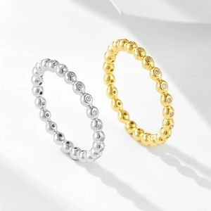 Bagues perlées minimalistes en argent avec zircons étincelants en vue frontale diagonale