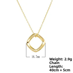 Détail du pendentif carré en argent 925 avec dimensions 16,7mm, longueur 45cm et 2,9g