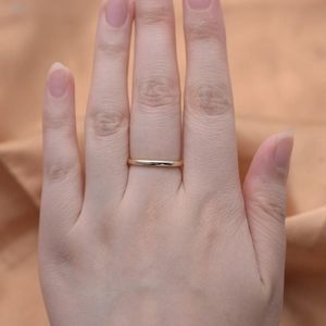 Dettaglio di un sottile anello minimalista da 1,5 mm in argento placcato oro