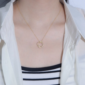Collier géométrique en argent avec zircons porté par un mannequin élégant