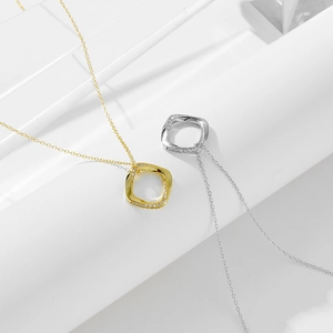 Collier géométrique carré en argent 925 avec zircons scintillants en doré et argenté