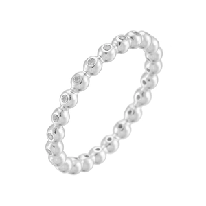 Vue détaillée d'une bague perlée en argent 925 avec des zircons brillants pavés