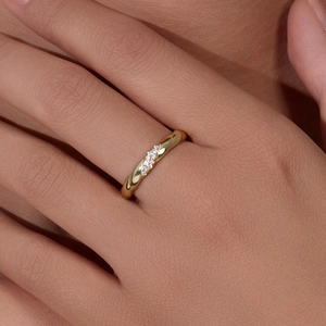Elegant gold twisted band ring for women featuring minimalist shimmering zircon inlay