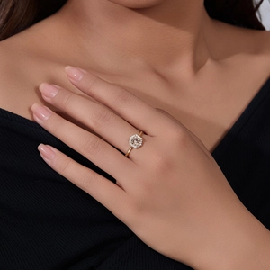 Dettaglio dell'anello in argento s925 con zircone champagne e diamanti sulla mano