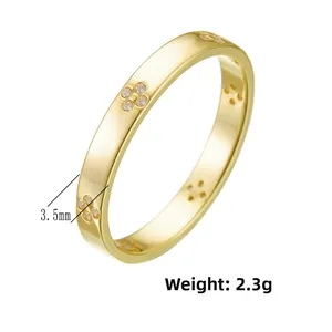 Detailed view of 3.5mm clover ring with diamond accents weighing 2.3g in gold finish