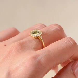 Gros plan sur bague en argent s925 avec zircon vert carré et placage en or luxueux