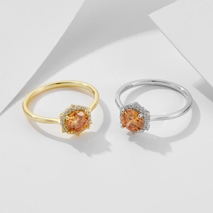 Anelli minimalisti in argento S925 con zircone champagne e diamanti su sfondo bianco