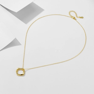 Gros plan du poinçon S925 sur un collier géométrique doré serti de petits diamants