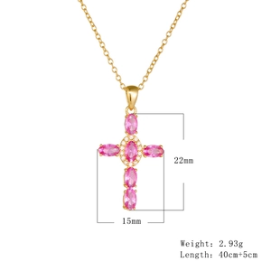 Dettaglio del pendente a croce dorata con pietre rosa e misure 22mm per 15mm