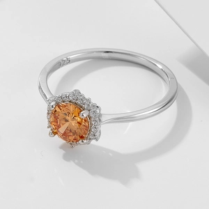 Dettaglio macro dell'anello in argento S925 con zircone champagne e piccoli diamanti