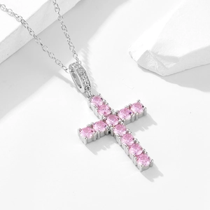 Pendentif croix en argent 925 avec pierres de zircone rose sur décor de pierre