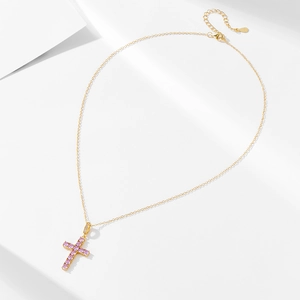 Détail du pendentif croix en argent 925 avec zircons roses et finition dorée