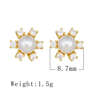 Close-up of pearl flower stud earrings showing 8.7mm diameter and 1.5g weight info