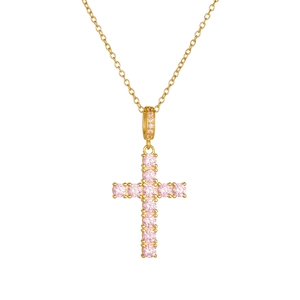 Collier avec pendentif croix dorée orné de zircons roses ronds sur une chaîne fine