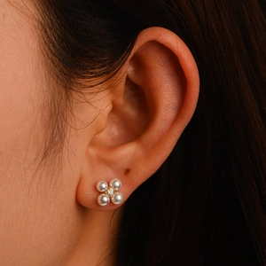 Elegant S925 silver pearl flower earrings with white zircon on a model's ear lobe