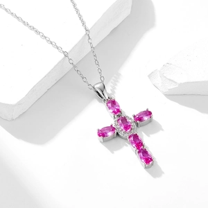Collana a croce in argento S925 con zirconi rosa su espositore in pietra bianca