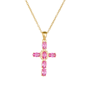Collana a croce in argento S925 con pietre rosa e zirconi su sfondo bianco pulito