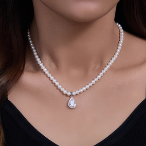 Elegante s925 Silberkette mit weißen Perlen und funkelndem Wassertropfen-Zirkonia-Anhänger
