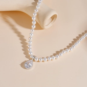 Elegante S925 Silberkette mit runden weißen Perlen und einem Wassertropfen-Zirkonia-Anhänger