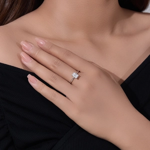 Détail d'une bague en argent avec moissanite taille émeraude et sertissage à 4 griffes