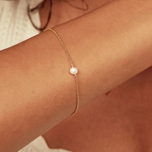 Elegant s925 silver gold chain bracelet featuring a single natural freshwater pearl for women