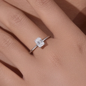 Bague solitaire classique en moissanite taille émeraude avec monture à quatre griffes