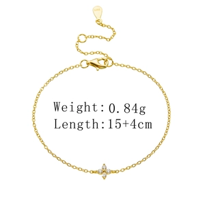 Detail eines s925 Silber Kleeblatt Armbands mit Zirkonia und Karabinerverschluss Kette