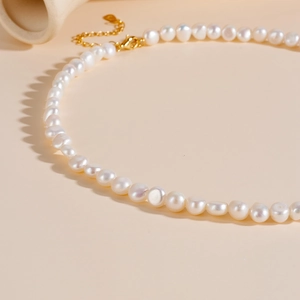 Elegant natural freshwater pearl necklace with gold-plated clasp and adjustable chain