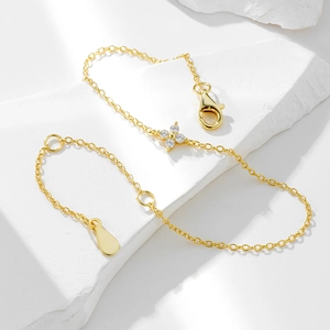 Eleganteres goldenes S925 Silber Kleeblatt Armband mit funkelnden Zirkon Anhängern