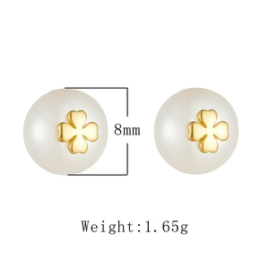 Detail view of 8mm pearl studs with clover accent showing 1.65g weight and size
