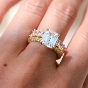 Ensemble de bagues élégantes avec oxyde de zirconium taille émeraude et finition dorée