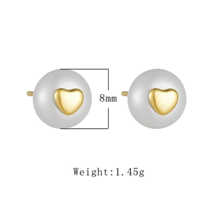 Detail of 8mm heart-shaped pearl earrings with gold accents and 1.45g weight specifications