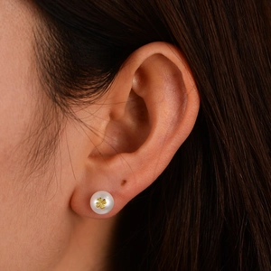 Elegant 925 sterling silver pearl stud earrings with golden four-leaf clover detail