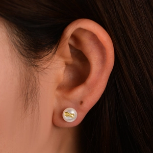 S925 silver infinity pearl stud earrings featuring white pearls and gold accents