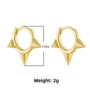 Detailansicht der goldenen Spike-Ohrringe mit 13 mm Höhe und 2 g Gewichtsangabe