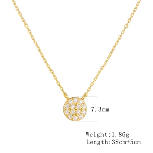 Vue détaillée du collier en argent S925 doré montrant le pendentif de 7,3mm et la chaîne de 38cm